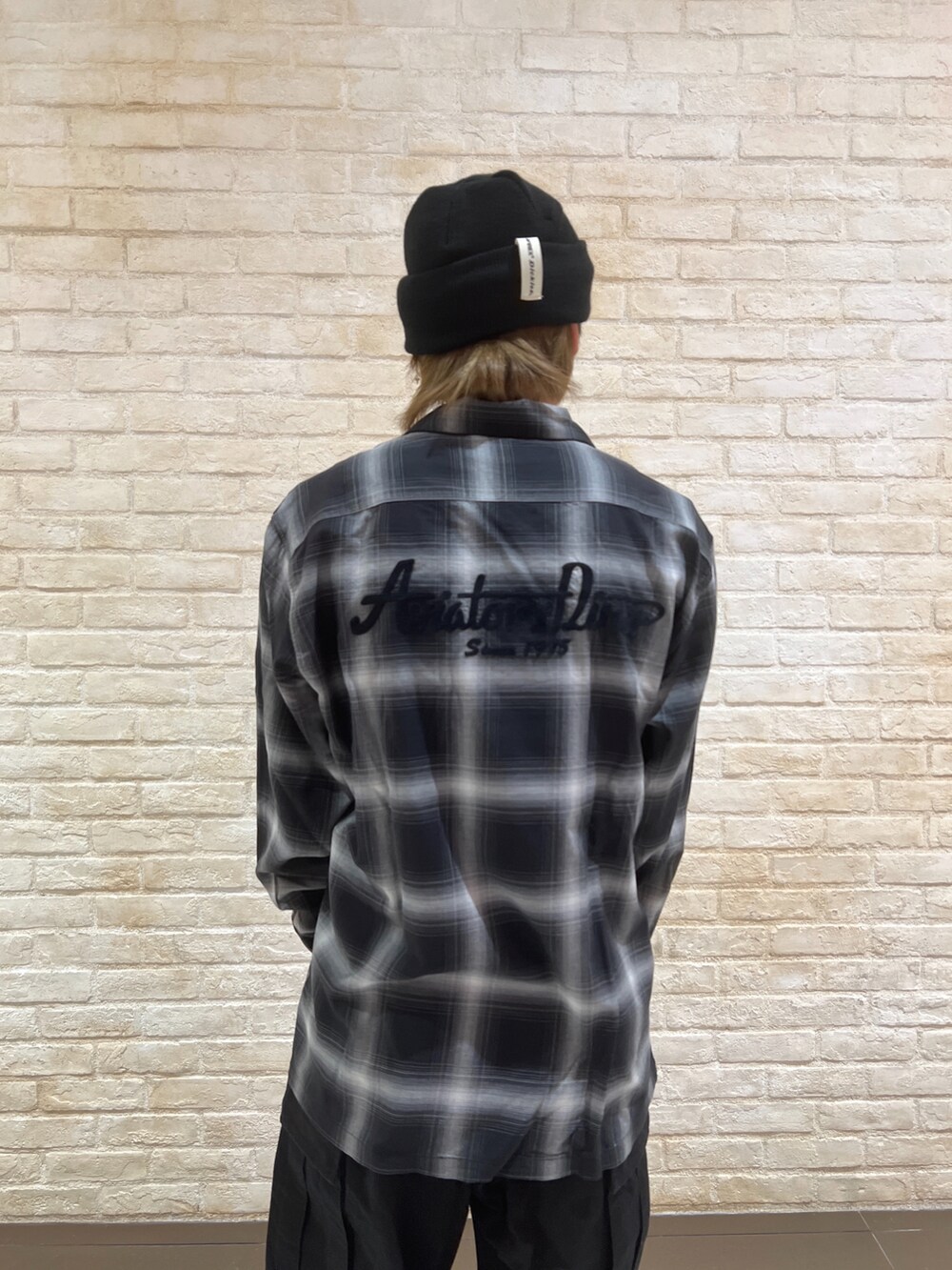 その他のナイロンジャケット、ブラック系のシャツ/ブラウス、ブラック系のカーゴパンツを着用したメンズの冬コーディネートの5枚目の写真