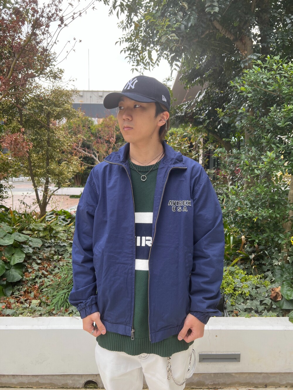 ブルー系のその他アウター、グリーン系のニット/セーター、ホワイト系のデニムパンツを着用したメンズの冬コーディネートの2枚目の写真