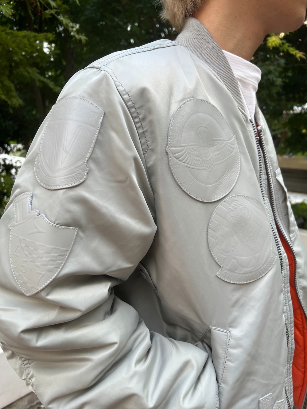 グレー系のMA-1、ブラック系のその他パンツを着用したメンズの秋コーディネートの5枚目の写真