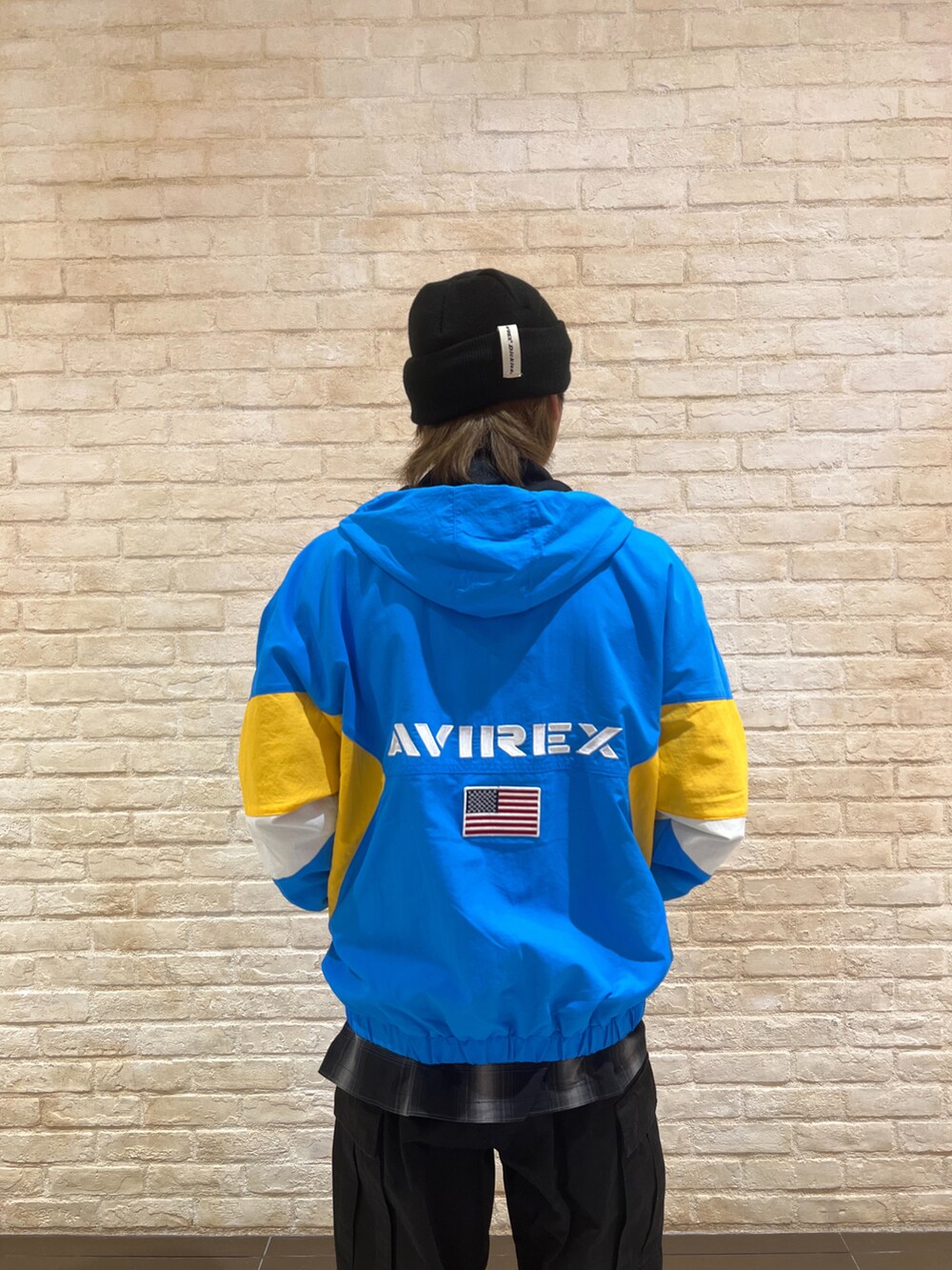 その他のナイロンジャケット、ブラック系のシャツ/ブラウス、ブラック系のカーゴパンツを着用したメンズの冬コーディネートの3枚目の写真