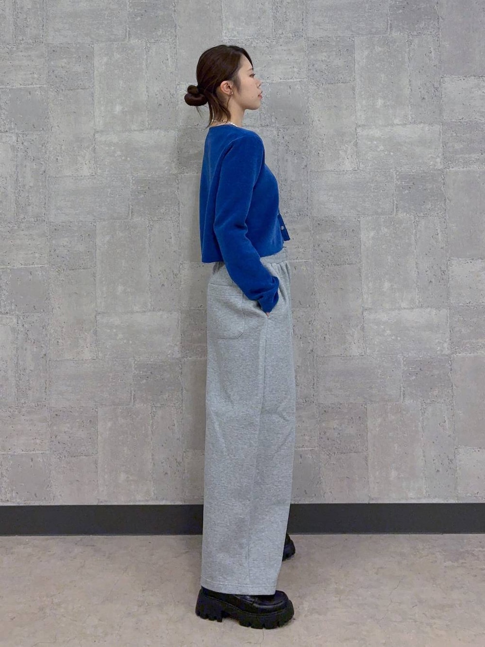 ブラック系のローファー、ブルー系のカーディガン/ボレロ、グレー系のスウェットパンツを着用したレディースの秋コーディネートの4枚目の写真