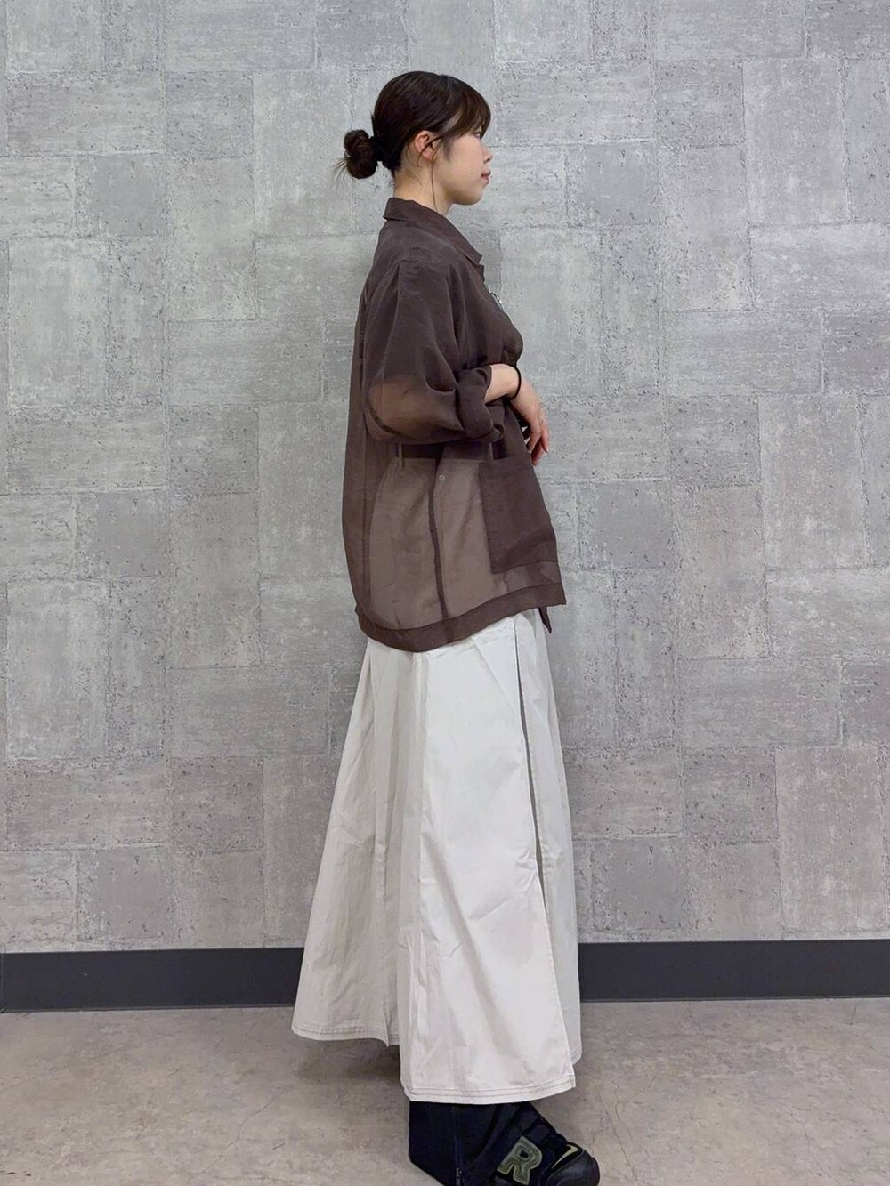 ホワイト系のスカート、その他のスラックス、ブラウン系のシャツ/ブラウスを着用したレディースの夏コーディネートの4枚目の写真