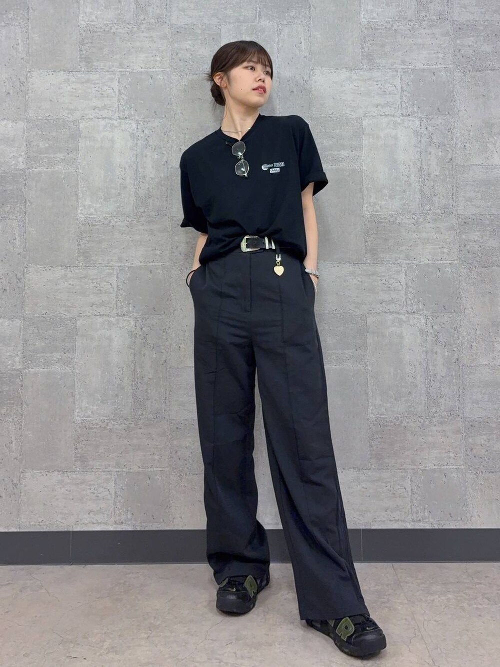 その他のスラックス、ブラック系のTシャツ/カットソーを着用したレディースの夏コーディネートの2枚目の写真