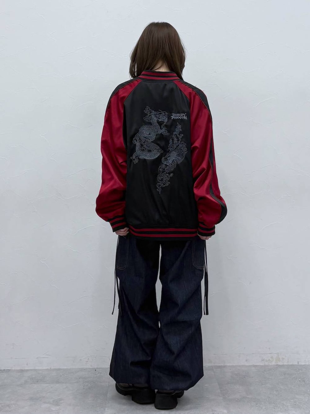 ブラック系のスカジャンを着用したレディースの春コーディネートの5枚目の写真