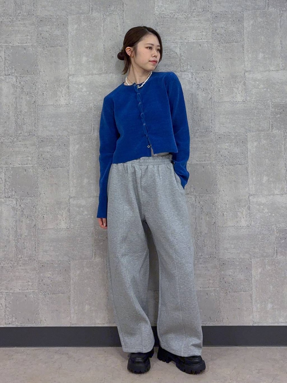ブラック系のローファー、ブルー系のカーディガン/ボレロ、グレー系のスウェットパンツを着用したレディースの秋コーディネートの3枚目の写真
