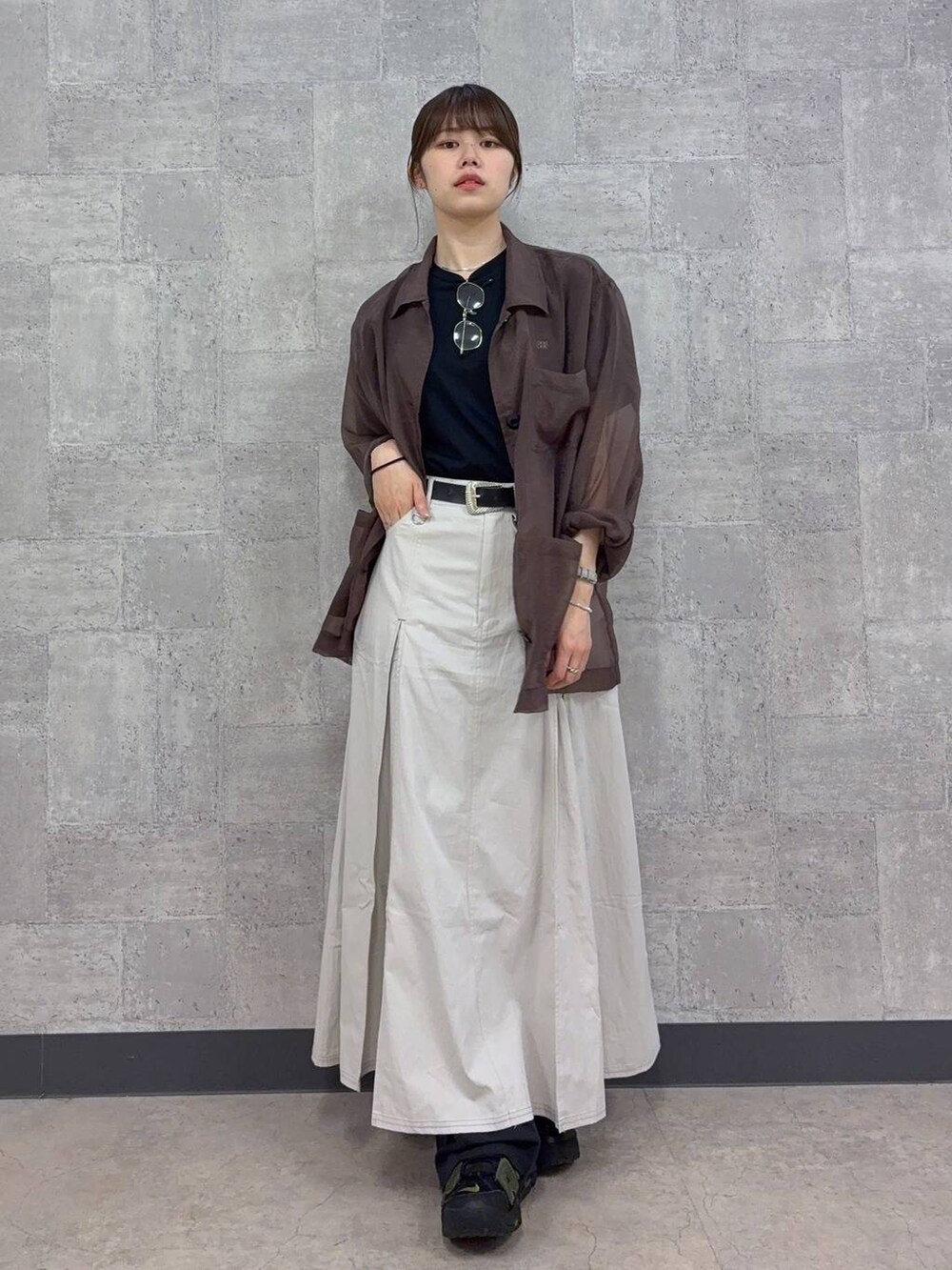 ホワイト系のスカート、その他のスラックス、ブラウン系のシャツ/ブラウスを着用したレディースの夏コーディネートの2枚目の写真