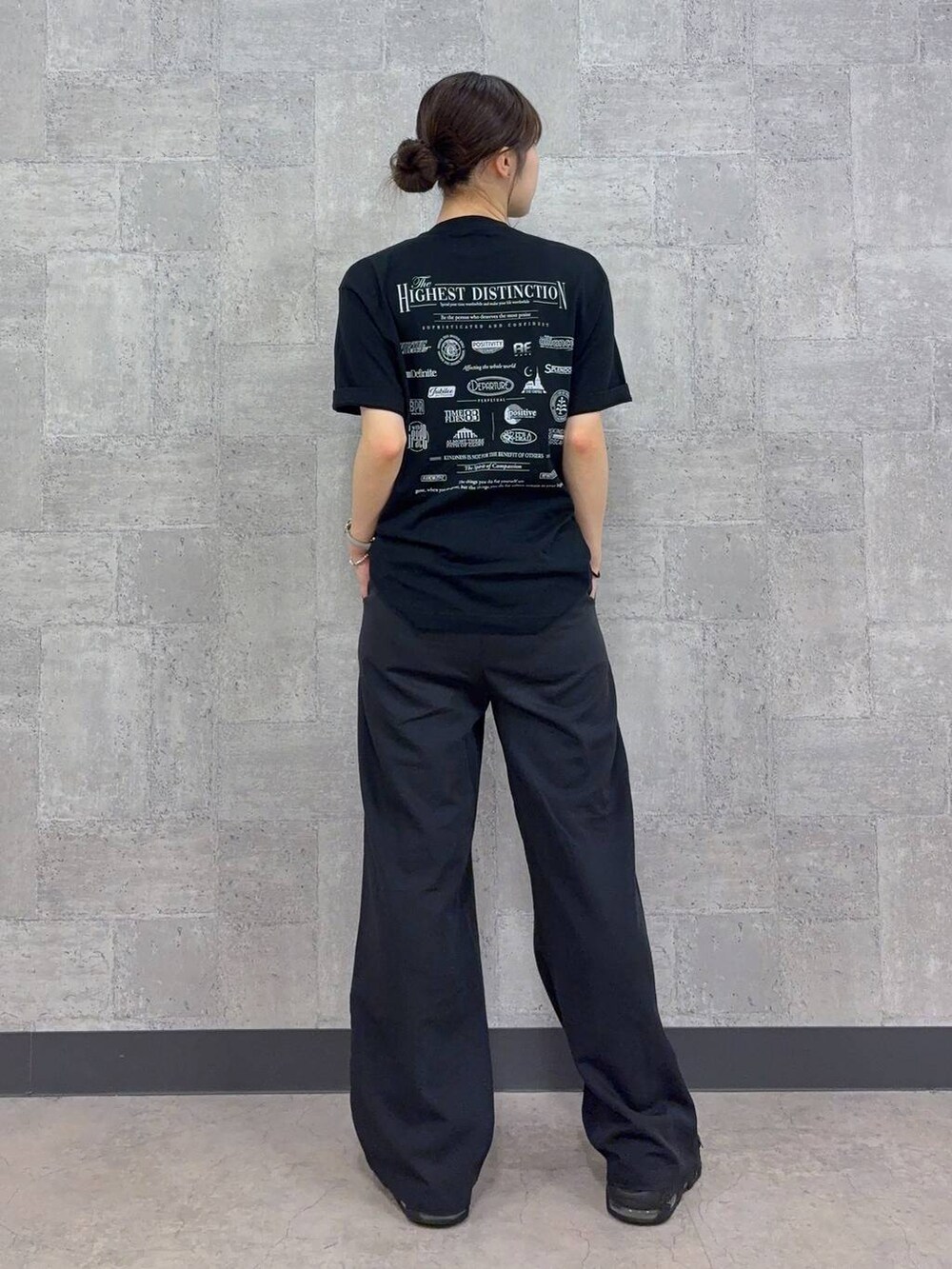 その他のスラックス、ブラック系のTシャツ/カットソーを着用したレディースの夏コーディネートの4枚目の写真