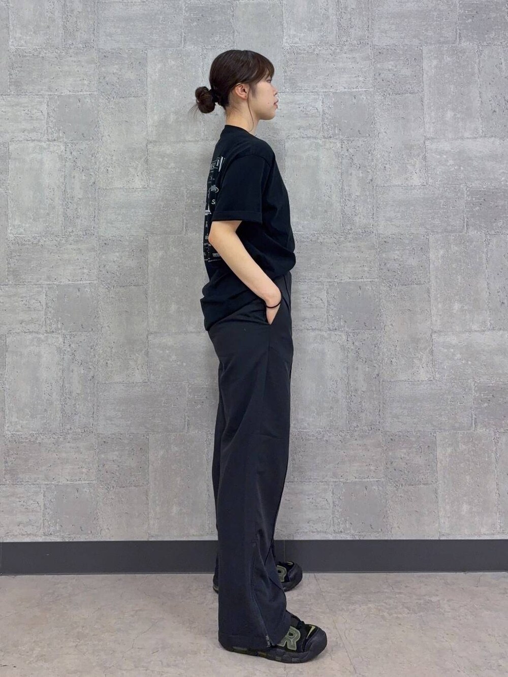 その他のスラックス、ブラック系のTシャツ/カットソーを着用したレディースの夏コーディネートの5枚目の写真