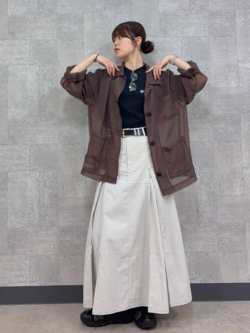 ホワイト系のスカート、その他のスラックス、ブラウン系のシャツ/ブラウスを着用したレディースの夏コーディネートの3枚目の写真