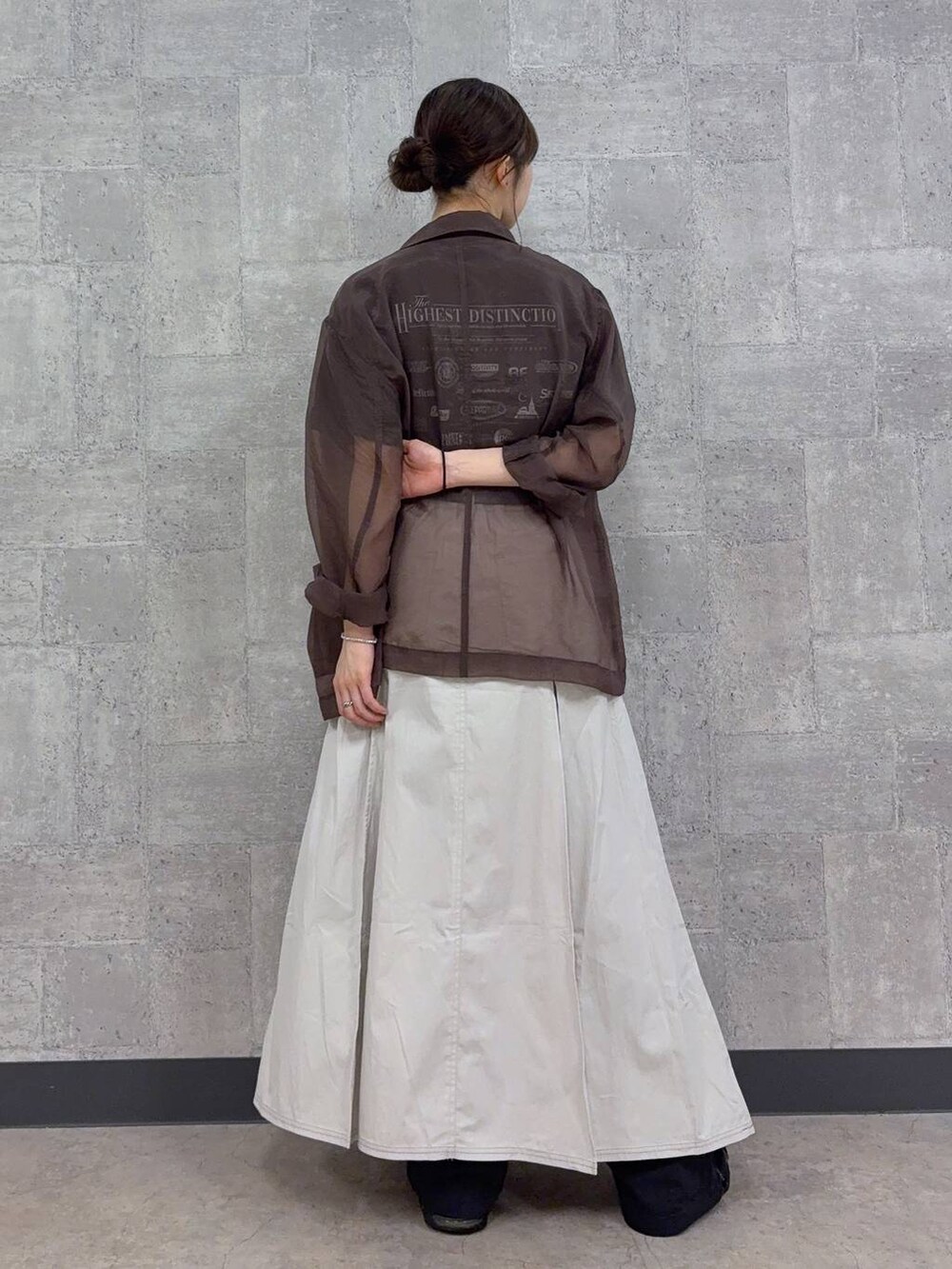 ホワイト系のスカート、その他のスラックス、ブラウン系のシャツ/ブラウスを着用したレディースの夏コーディネートの5枚目の写真