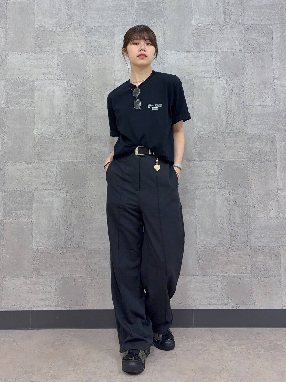 その他のスラックス、ブラック系のTシャツ/カットソーを着用したレディースの夏コーディネートの3枚目の写真