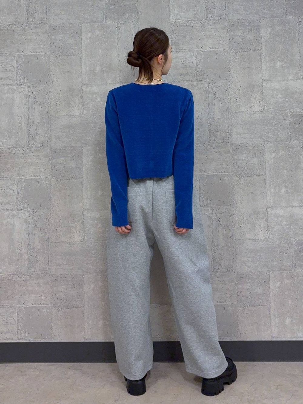 ブラック系のローファー、ブルー系のカーディガン/ボレロ、グレー系のスウェットパンツを着用したレディースの秋コーディネートの5枚目の写真