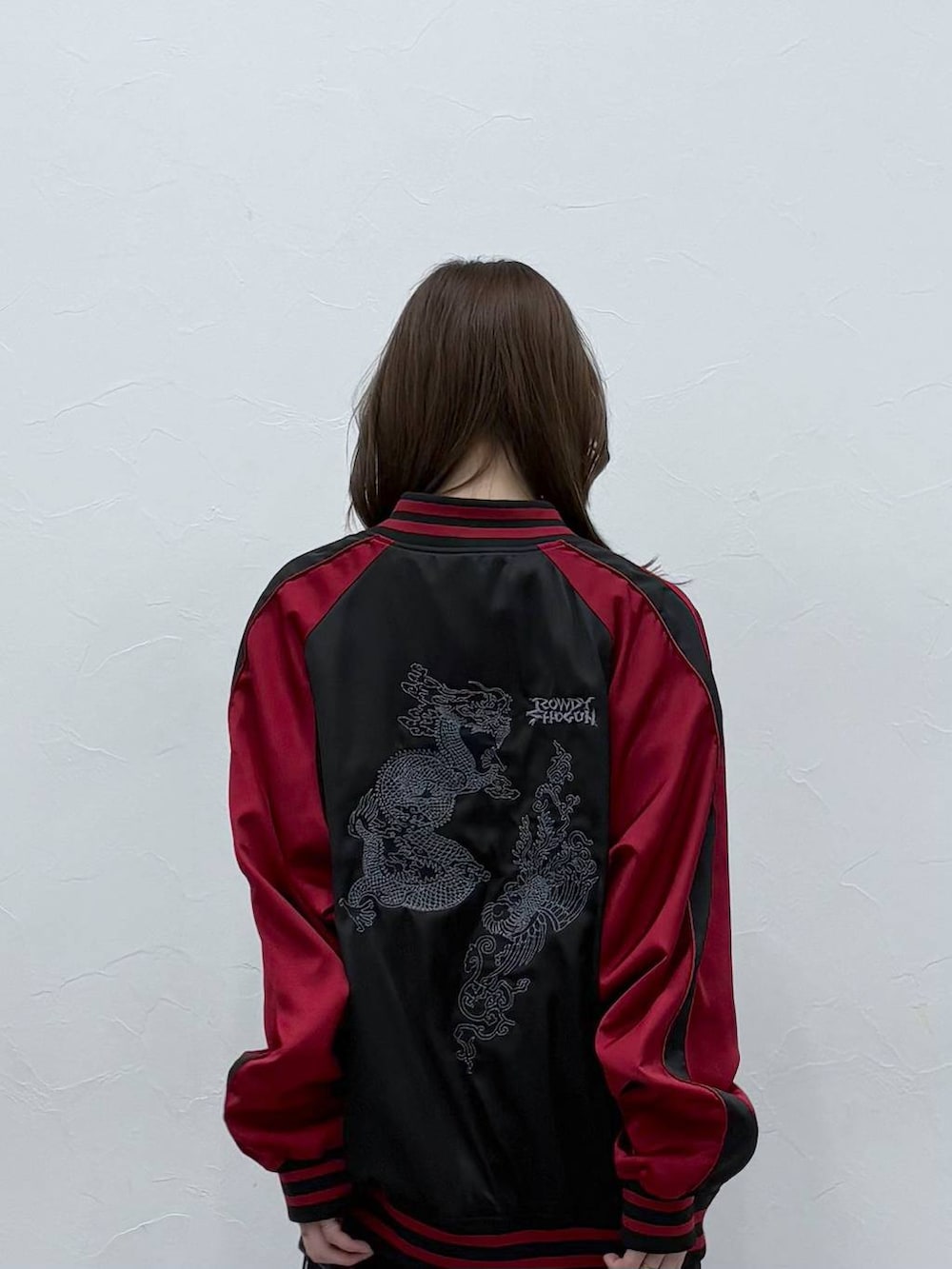 ブラック系のスカジャンを着用したレディースの春コーディネートの4枚目の写真