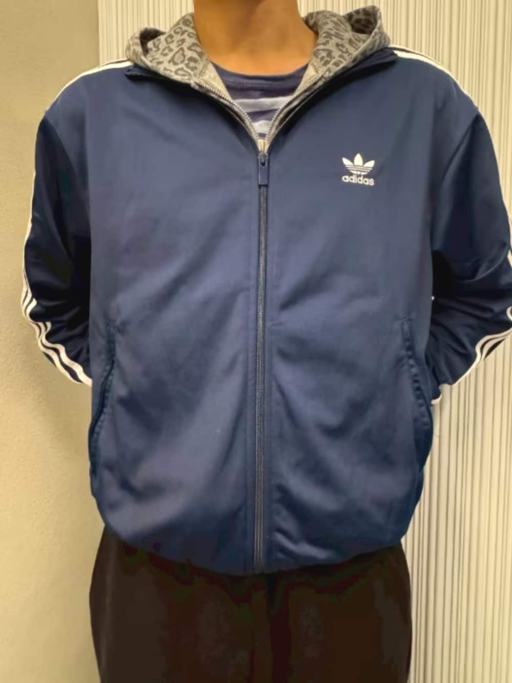 「adidas、adidas originals、アディダス、アディダスオリジナルス、ジャージ、ネイビー、アクセサリー、白スニーカー、スポーツミックス」｜「adidasのアディカラー クラシックス ファイヤーバード トラックトップ / ジャージ / アディダスオリジナルス adidas Originals（ジャージ、ブルー系）」を使った、kyoheiさん（骨格ナチュラル・メンズ・172cm）の夏コーディネートの2枚目の写真