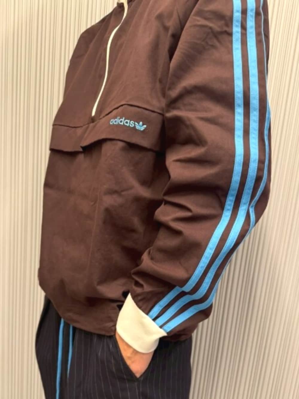 「スポーツミックス、モノトーン、プルオーバー、スニーカー、adidas、adidas originals、アディダス、アディダスオリジナルス、アディゼロ」｜「adidasのプルオーバー/ ハーフジップ/ アディダスオリジナルス adidas Originals（ジャージ、ブラウン系）」を使った、kyoheiさん（骨格ナチュラル・メンズ・172cm）の夏コーディネートの2枚目の写真