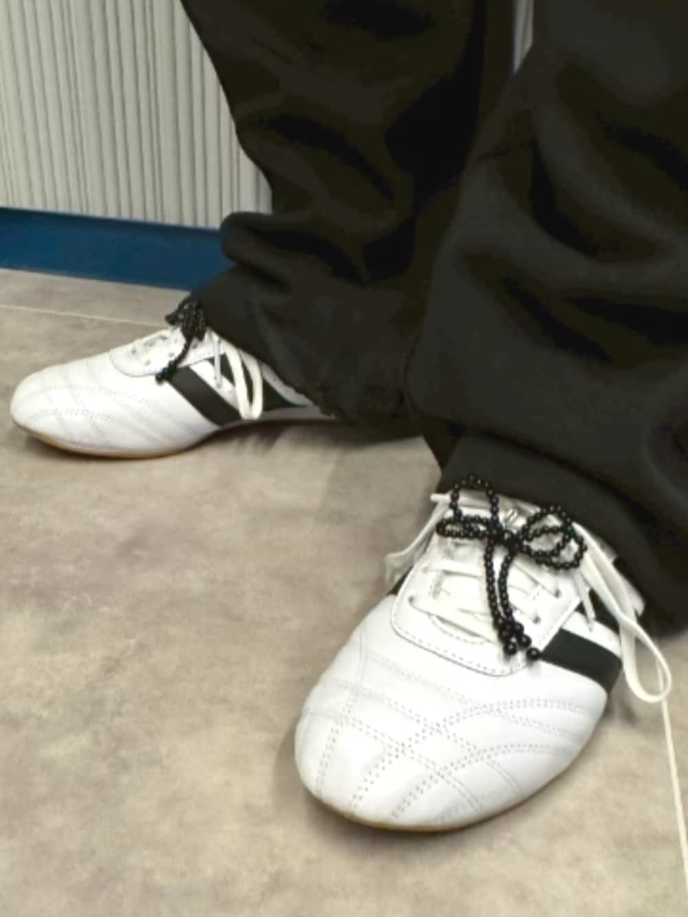 「adidas、adidas originals、アディダス、アディダスオリジナルス、ジャージ、ネイビー、アクセサリー、白スニーカー、スポーツミックス」｜「adidasのアディカラー クラシックス ファイヤーバード トラックトップ / ジャージ / アディダスオリジナルス adidas Originals（ジャージ、ブルー系）」を使った、kyoheiさん（骨格ナチュラル・メンズ・172cm）の夏コーディネートの4枚目の写真