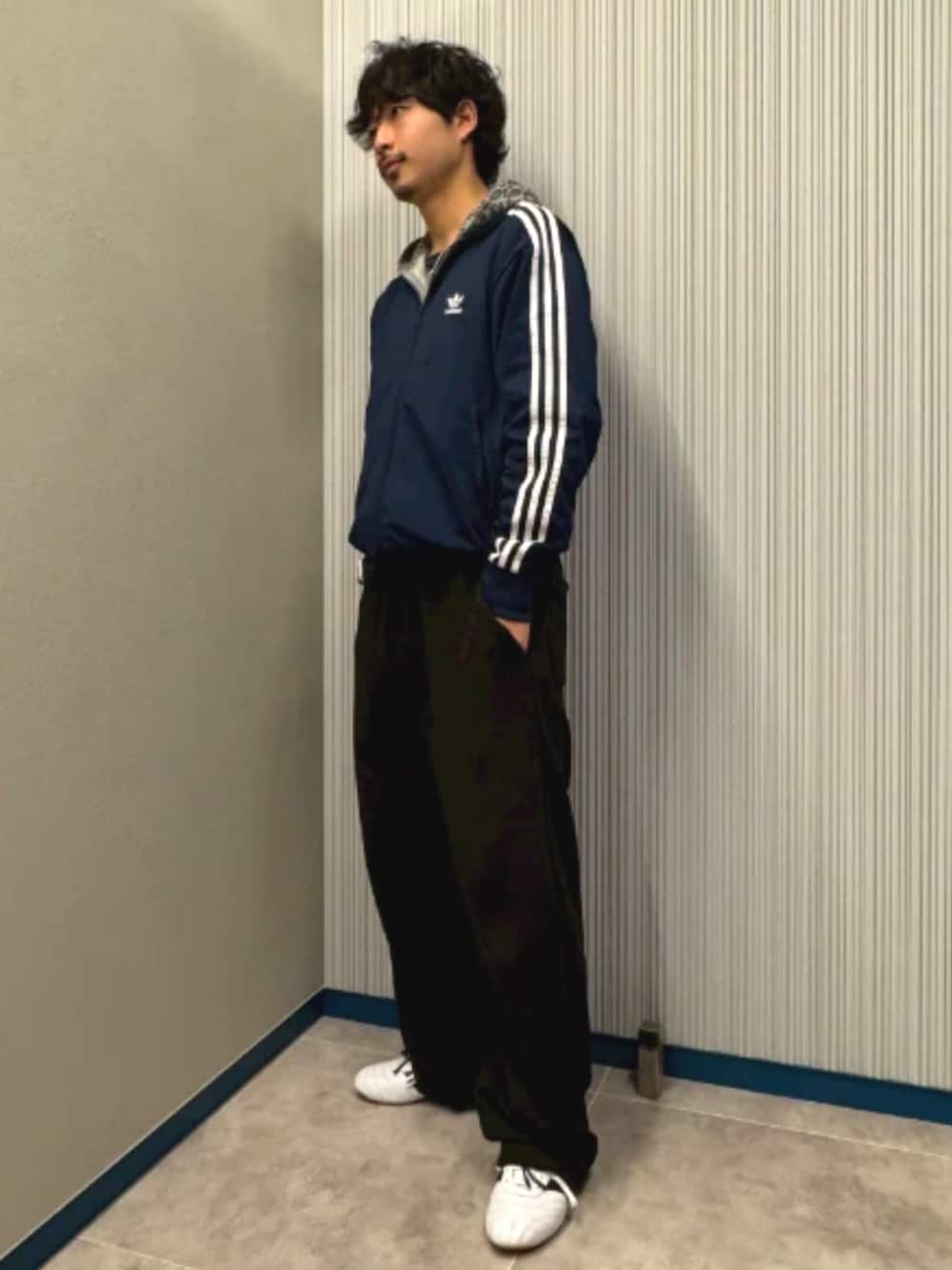 「adidas、adidas originals、アディダス、アディダスオリジナルス、ジャージ、ネイビー、アクセサリー、白スニーカー、スポーツミックス」｜「adidasのアディカラー クラシックス ファイヤーバード トラックトップ / ジャージ / アディダスオリジナルス adidas Originals（ジャージ、ブルー系）」を使った、kyoheiさん（骨格ナチュラル・メンズ・172cm）の夏コーディネートの3枚目の写真