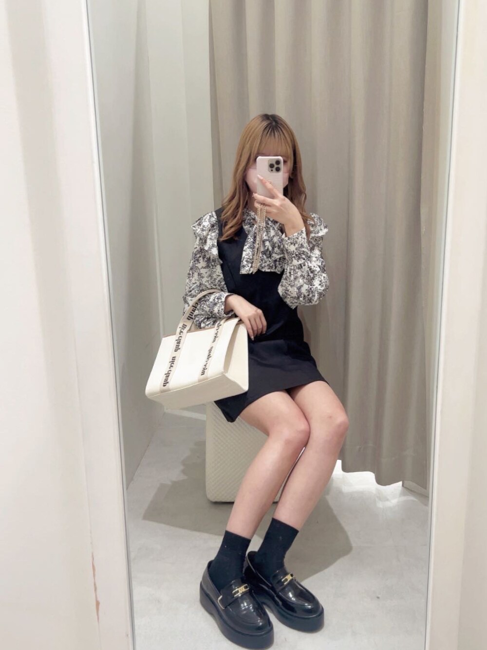 「春コーデ、休日スタイル、春服みてみて、おでかけコーデ、大人かわいい、お洒落さんとつながりたい、トートバッグ、お花見、ローファー、ワンピース、花柄、花柄ブラウス、黒コーデ、モノトーンコーデ、モノトーン」｜「one after another NICE CLAUPの1枚でコーディネートが決まる/ボウタイブラウス＋ジャンスカセット（ワンピース、ブラック系）」を使った、mano0416さん（レディース・162cm）の春コーディネートの2枚目の写真