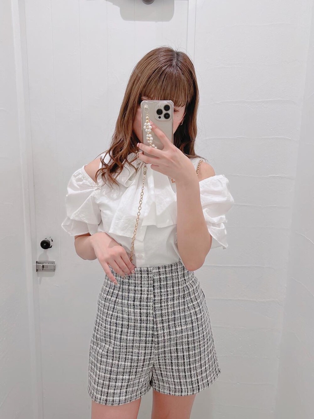 「ショートパンツ、ブラウス、甘め、ガーリー、おしゃれさんと繋がりたい」｜「one after another NICE CLAUPの肩開きマルチWAYボウタイブラウス（シャツ/ブラウス、ホワイト系）」を使った、mano0416さん（レディース・162cm）の夏コーディネートの2枚目の写真