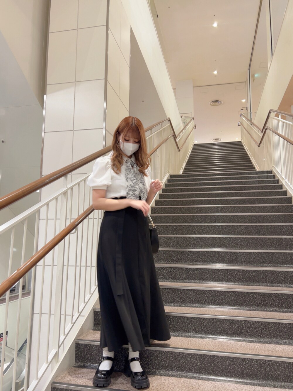 「シンプルスタイル、大人コーデ、お出かけコーデ日記、大人女子、ブラウス、おしゃれさんと繋がりたい、ロングスカート、骨格ウェーブ、イエベ春、モノトーン」｜「one after another NICE CLAUPの【取り外し可能】イニシャルロゴスカーフ付きブラウス（シャツ/ブラウス、ホワイト系）」を使った、mano0416さん（レディース・162cm）の春コーディネートの2枚目の写真