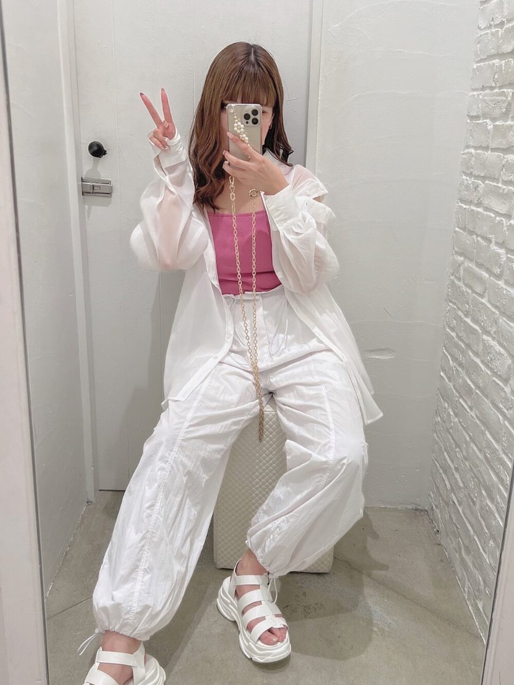「カジュアル、シンプル、おしゃれさんと繋がりたい、サンダル、高身長女子、シアーシャツ、ピンク」｜「one after another NICE CLAUPの肩あきマルチシアーシャツ（シャツ/ブラウス、ホワイト系）」を使った、mano0416さん（レディース・162cm）の夏コーディネートの2枚目の写真