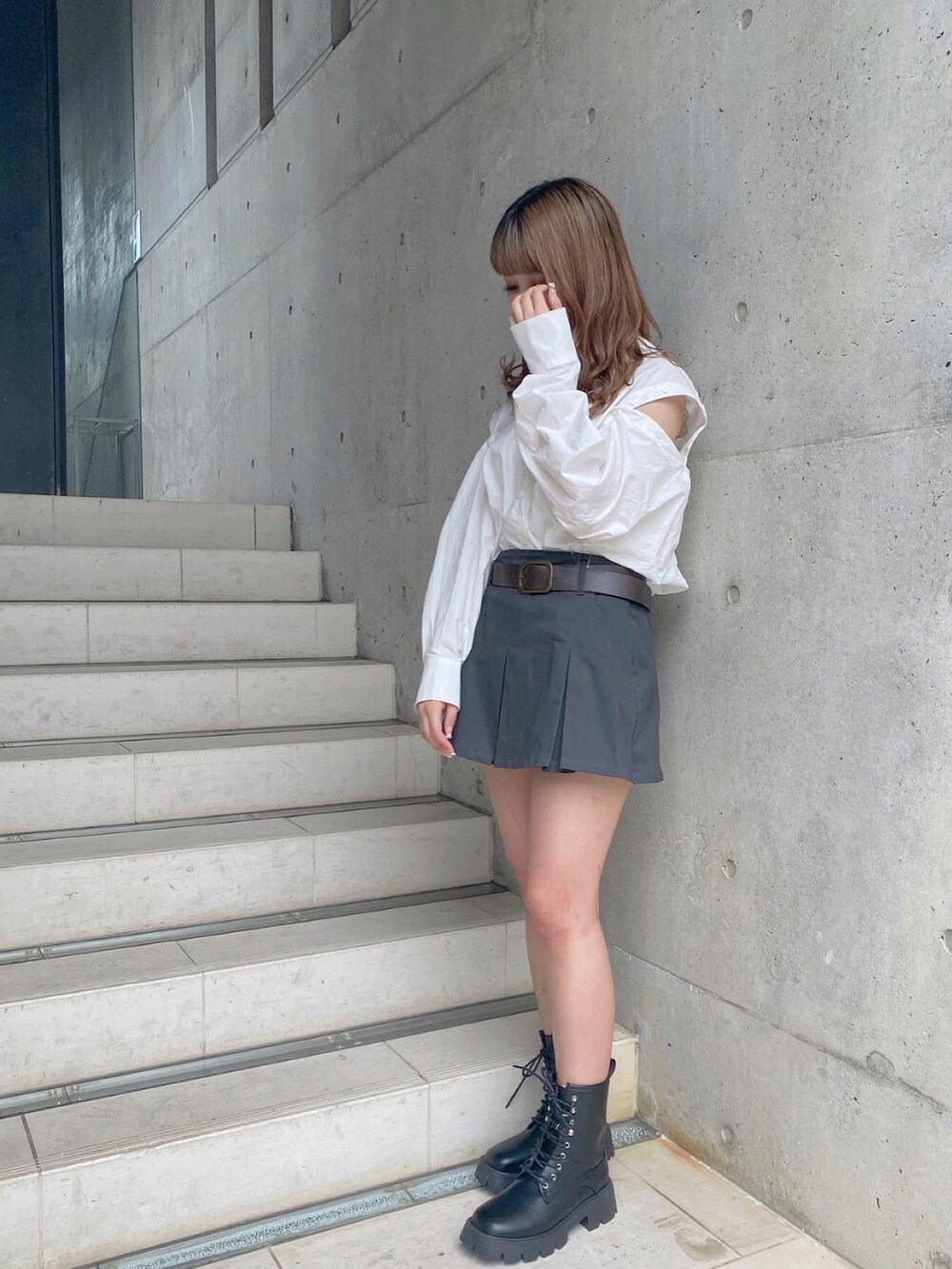 「162cm、肩あき、スカパン、ナイスクラップ、モノトーン、モノトーンコーデ、ブーツ」|「one after another NICE CLAUPのバックドロストマルチウェイシャツ(シャツ/ブラウス、ホワイト系)」を使った、mano0416さん(レディース・162cm)の夏コーディネートの2枚目の写真