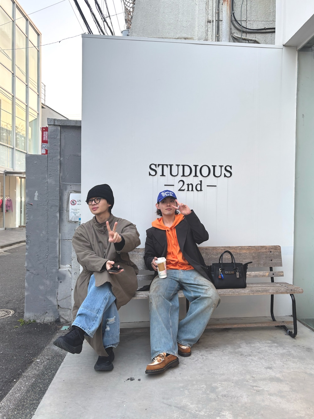 ブルー系のデニムパンツ、ブラウン系のローファー、ブラック系のテーラードジャケットを着用したメンズの春コーディネートの2枚目の写真