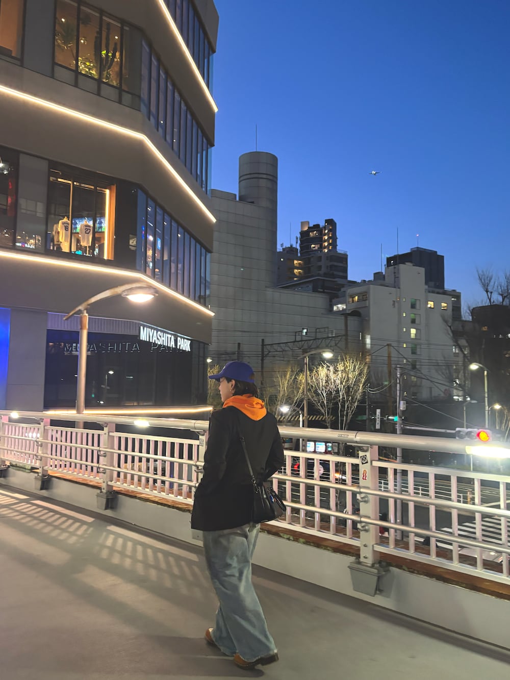 ブルー系のデニムパンツ、ブラウン系のローファー、ブラック系のテーラードジャケットを着用したメンズの春コーディネートの3枚目の写真