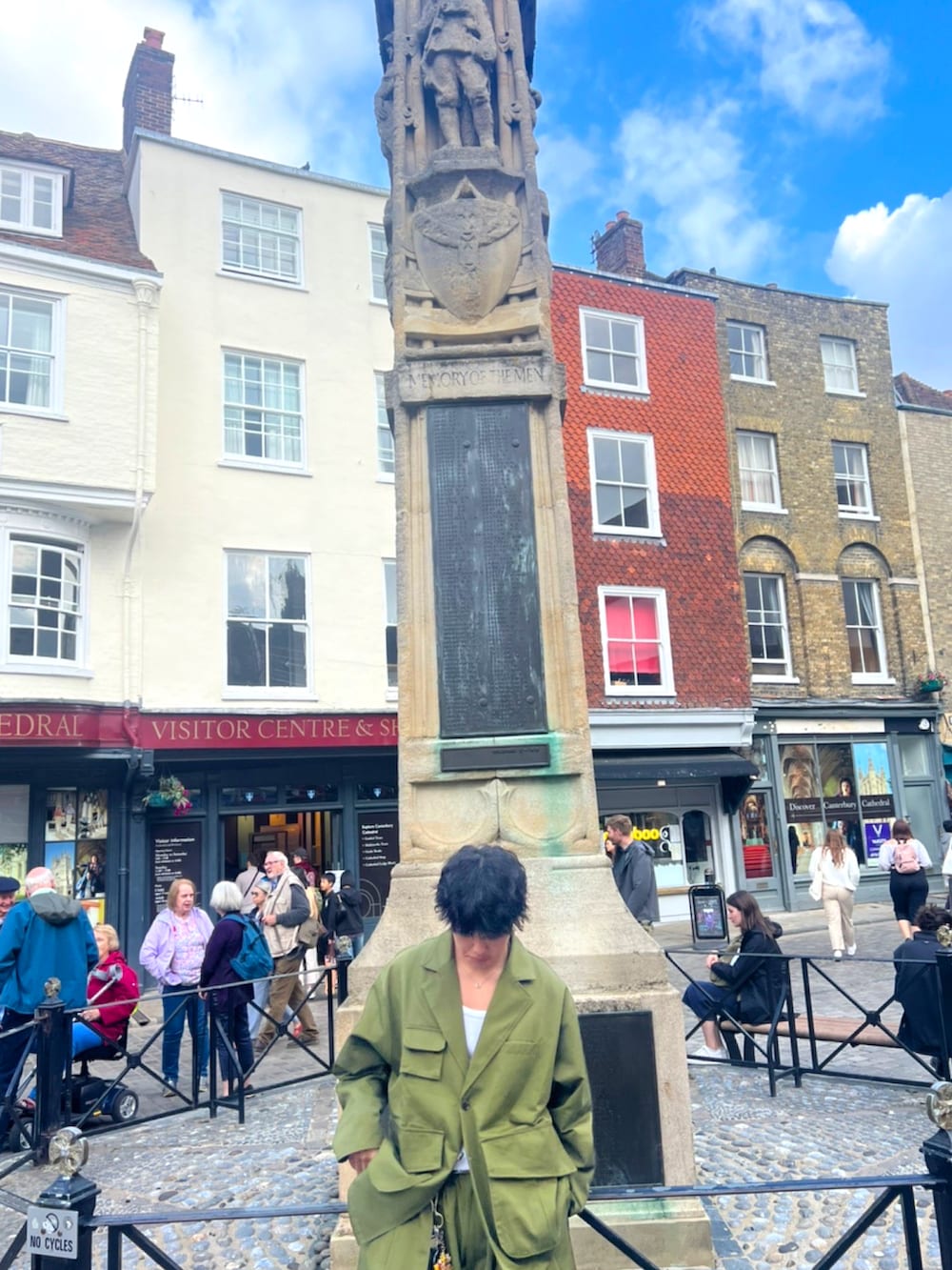 グリーン系のミリタリージャケット、グリーン系のカーゴパンツ、ブラック系のブーツを着用したメンズの冬コーディネートの2枚目の写真