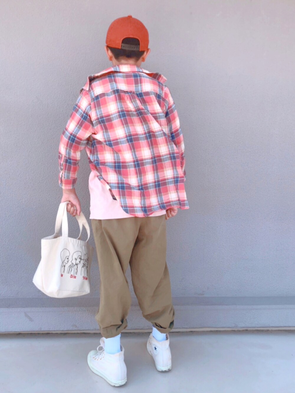 その他のTシャツ/カットソー、グリーン系のその他パンツ、ホワイト系のスニーカーを着用したキッズの春コーディネートの3枚目の写真