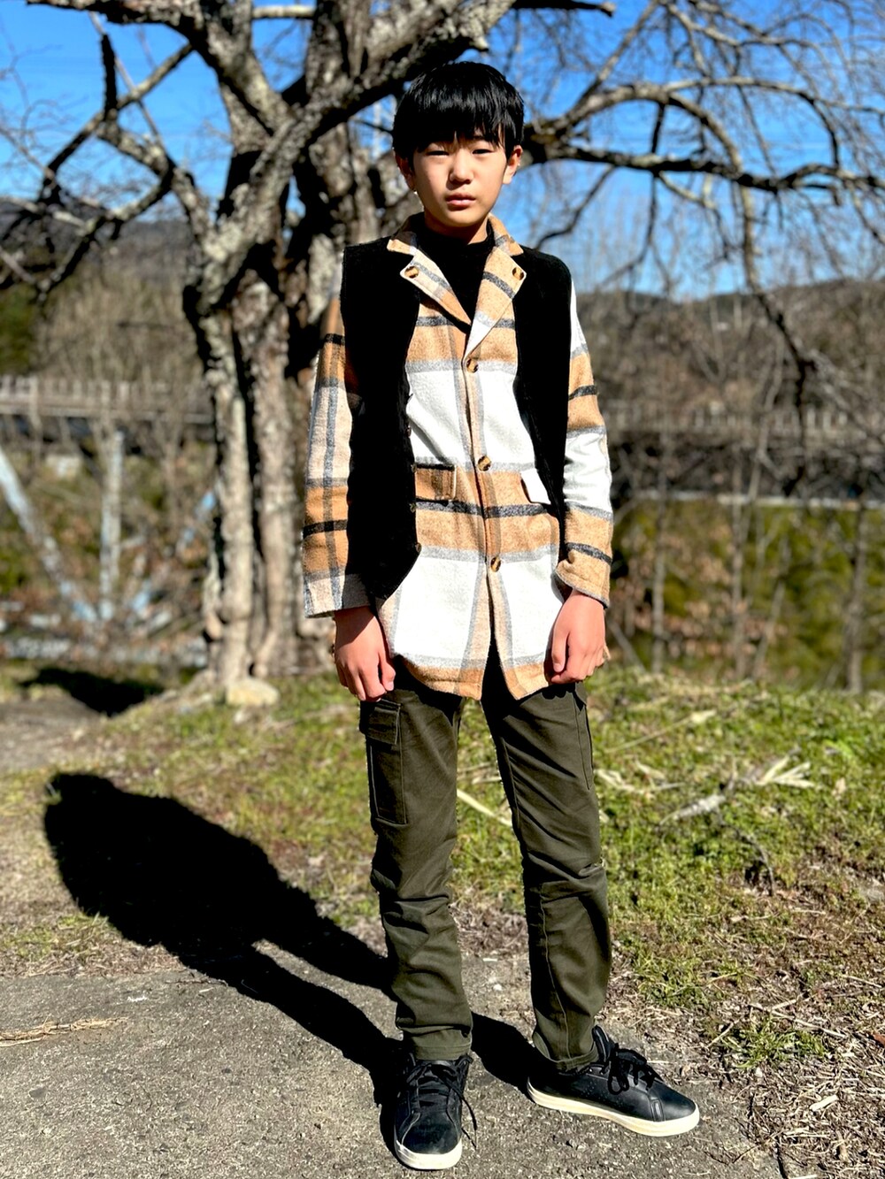 「見て下さりありがとうございます、ベスト、チョッキ、カーゴパンツ、小学生、もうすぐ卒業、チェック、休日スタイル」｜「SHEINのアイテム（Tシャツ/カットソー、ブラック系）」を使った、bochukunさん（キッズ・152cm）の春コーディネートの2枚目の写真