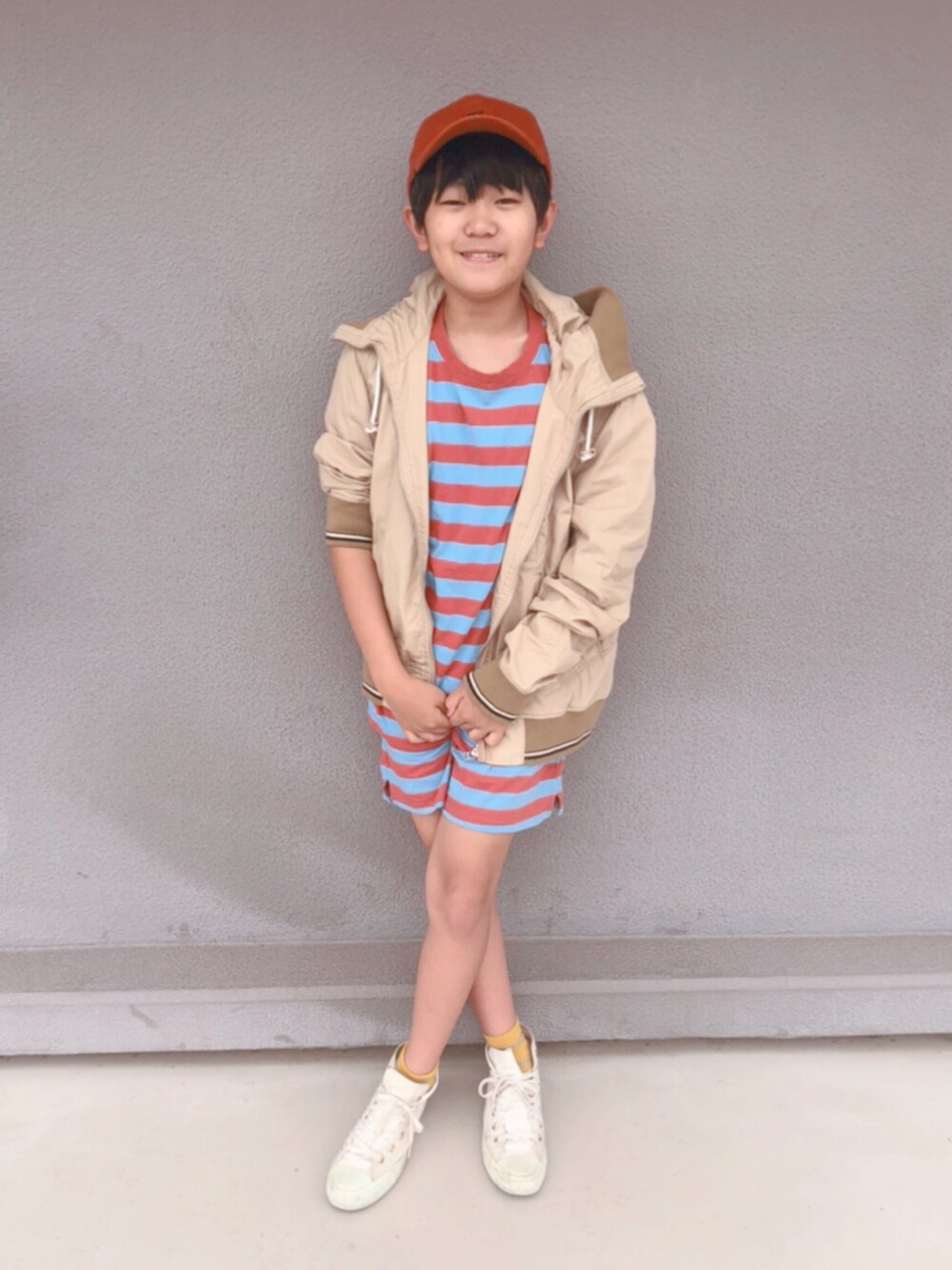 ブラウン系のセットアップ、ベージュ系のブルゾン、ホワイト系のスニーカーを着用したキッズの春コーディネートの2枚目の写真