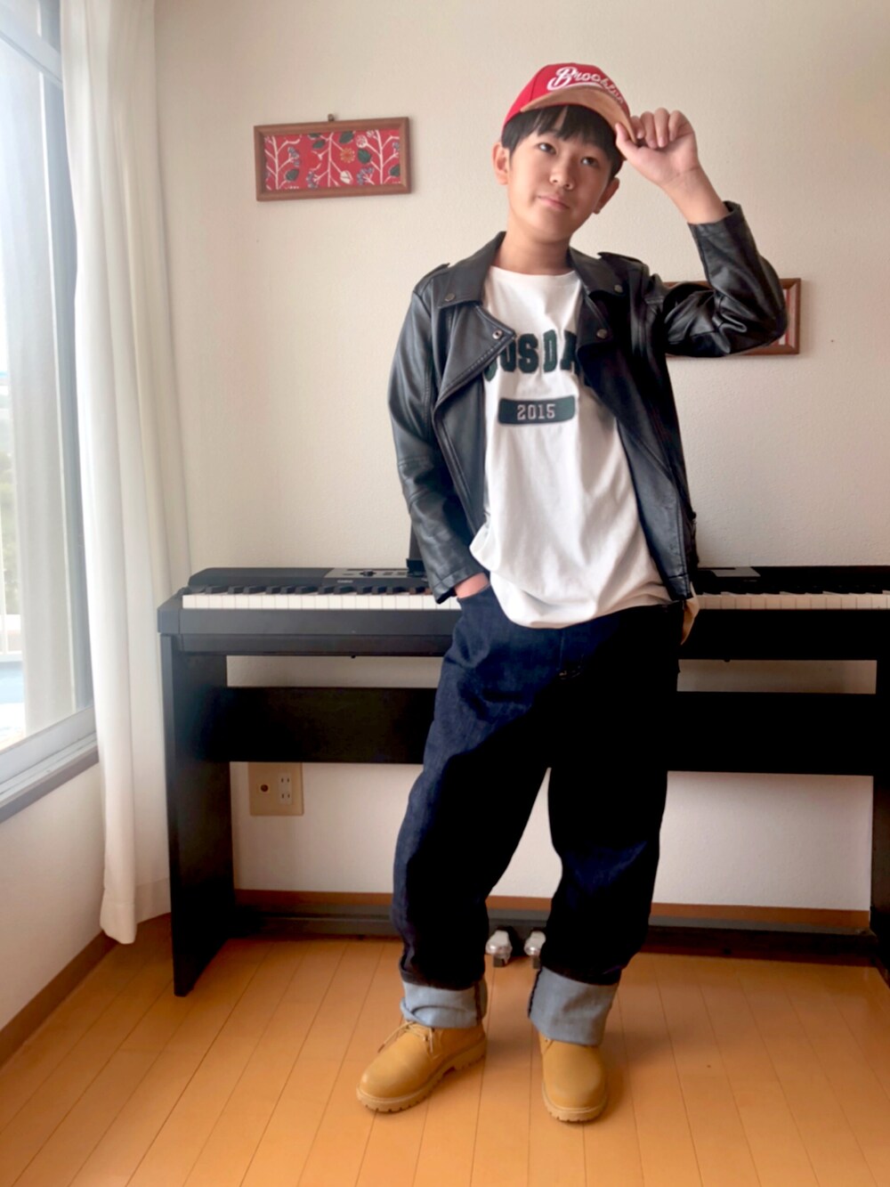 ブラック系のジャケット/アウター、ブラック系のライダースジャケット、ホワイト系のTシャツ/カットソーを着用したキッズの秋コーディネートの3枚目の写真