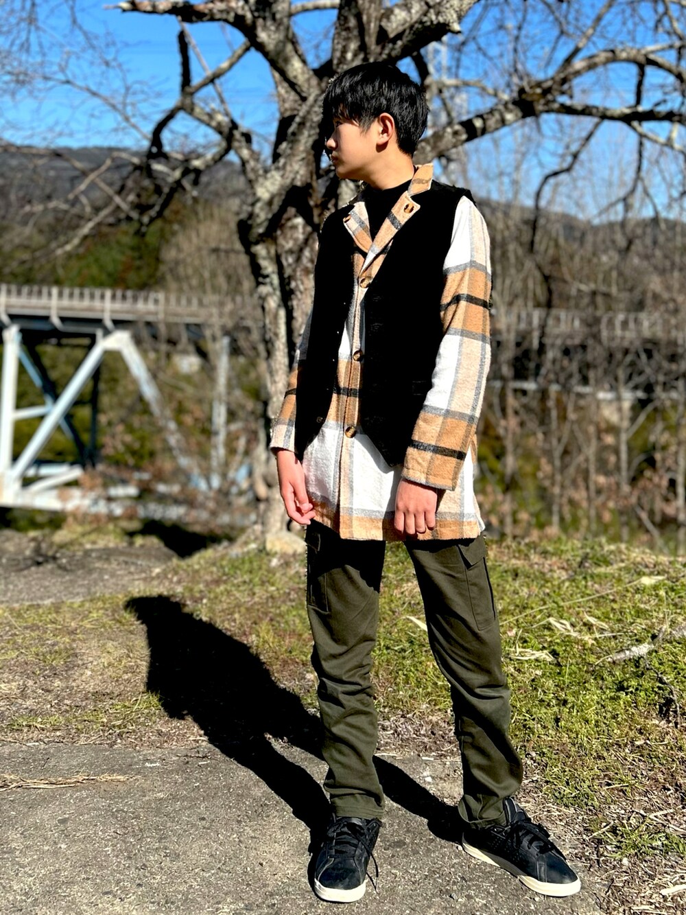 「見て下さりありがとうございます、ベスト、チョッキ、カーゴパンツ、小学生、もうすぐ卒業、チェック、休日スタイル」｜「SHEINのアイテム（Tシャツ/カットソー、ブラック系）」を使った、bochukunさん（キッズ・152cm）の春コーディネートの3枚目の写真