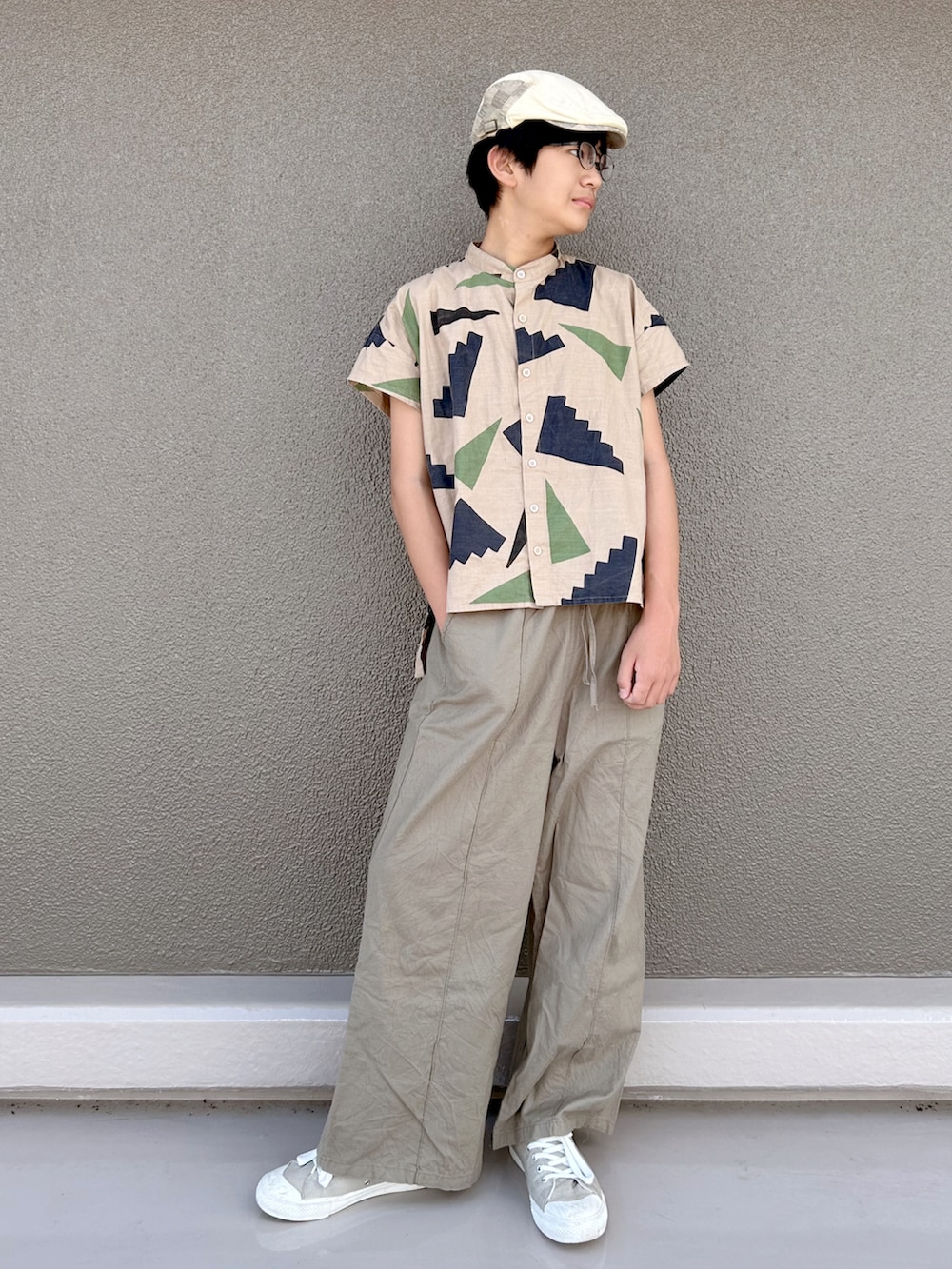 「柄シャツ、ワイドパンツ、アースカラー、シャツスタイル、夏コーデ、スニーカー、ハンチング、中学生、中学生男子、中学生コーデ、見て下さりありがとうございます、休日スタイル、休日コーデ、お出かけコーデ、淡色コーデ」｜「arkakamaのアイテム（シャツ/ブラウス、ベージュ系）」を使った、bochukunさん（キッズ・155cm）の夏コーディネートの2枚目の写真