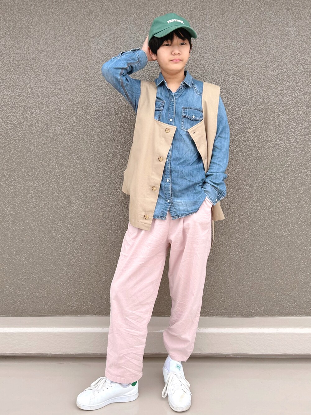 「見て下さりありがとうございます、ベスト、デニムシャツ、古着MIX、白スニーカー、キャップ、中学生、中学生男子、春コーデ、ピンク、レイヤードスタイル、おしゃれさんと繋がりたい、カラーパンツ、パンクフェス告知、淡色コーデ」｜「Honeysのロゴキャップ（キャップ、グリーン系）」を使った、bochukunさん（キッズ・153cm）の春コーディネートの2枚目の写真
