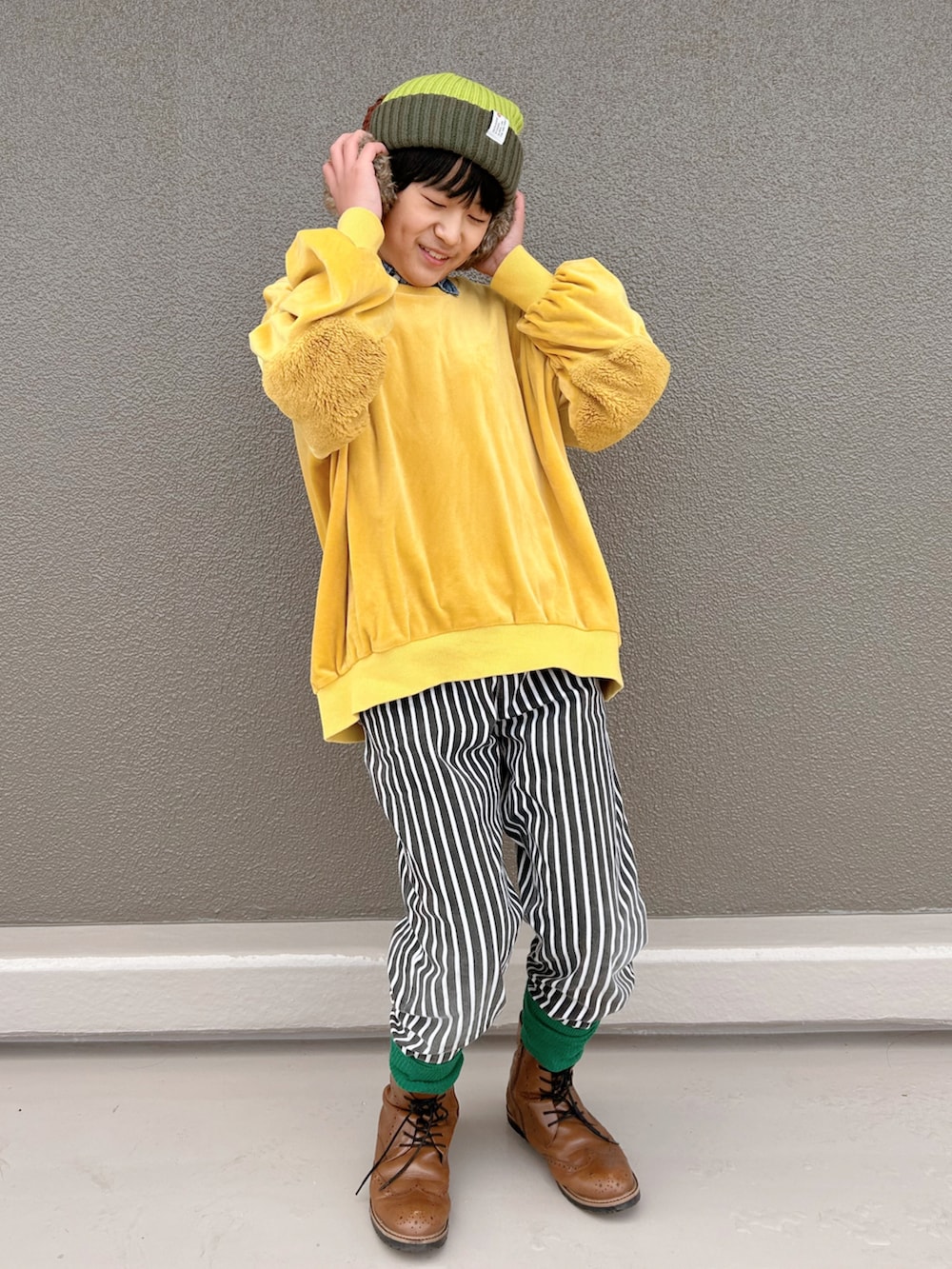 イエロー系のラッピングキット、その他のその他、ブラウン系のフィギュアを着用したキッズの冬コーディネートの2枚目の写真