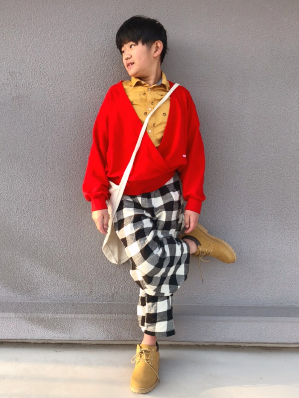 「レイヤードスタイル、ブーツ、イエロー、ギンガムチェック、はじめましてコーデ、赤」｜「H&MのH&M - コットンシャツ - イエロー（シャツ/ブラウス、イエロー系）」を使った、bochukunさん（キッズ・142cm）の春コーディネートの2枚目の写真