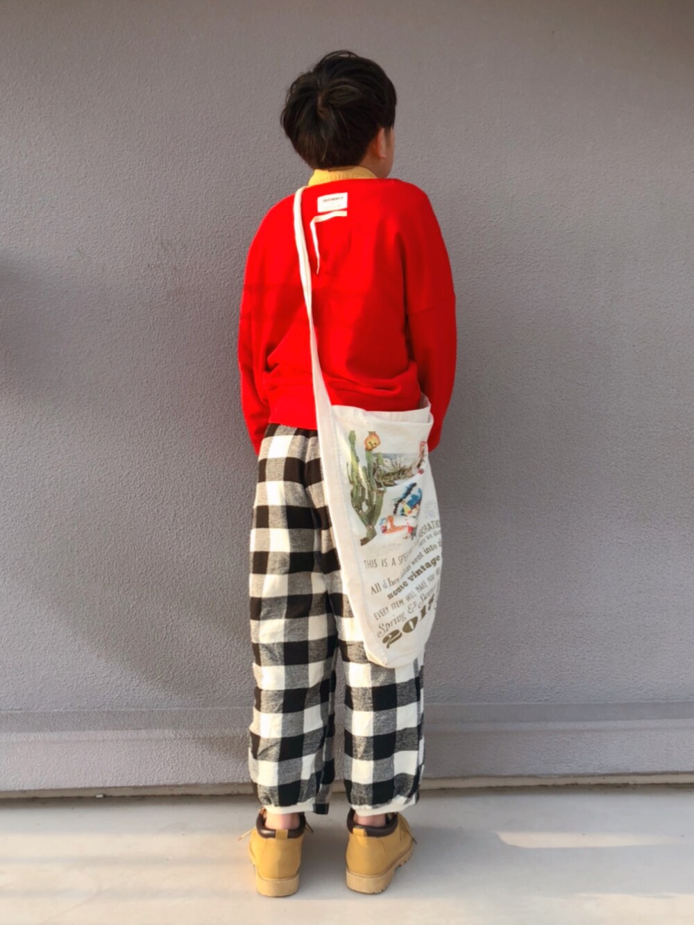 「レイヤードスタイル、ブーツ、イエロー、ギンガムチェック、はじめましてコーデ、赤」｜「H&MのH&M - コットンシャツ - イエロー（シャツ/ブラウス、イエロー系）」を使った、bochukunさん（キッズ・142cm）の春コーディネートの3枚目の写真