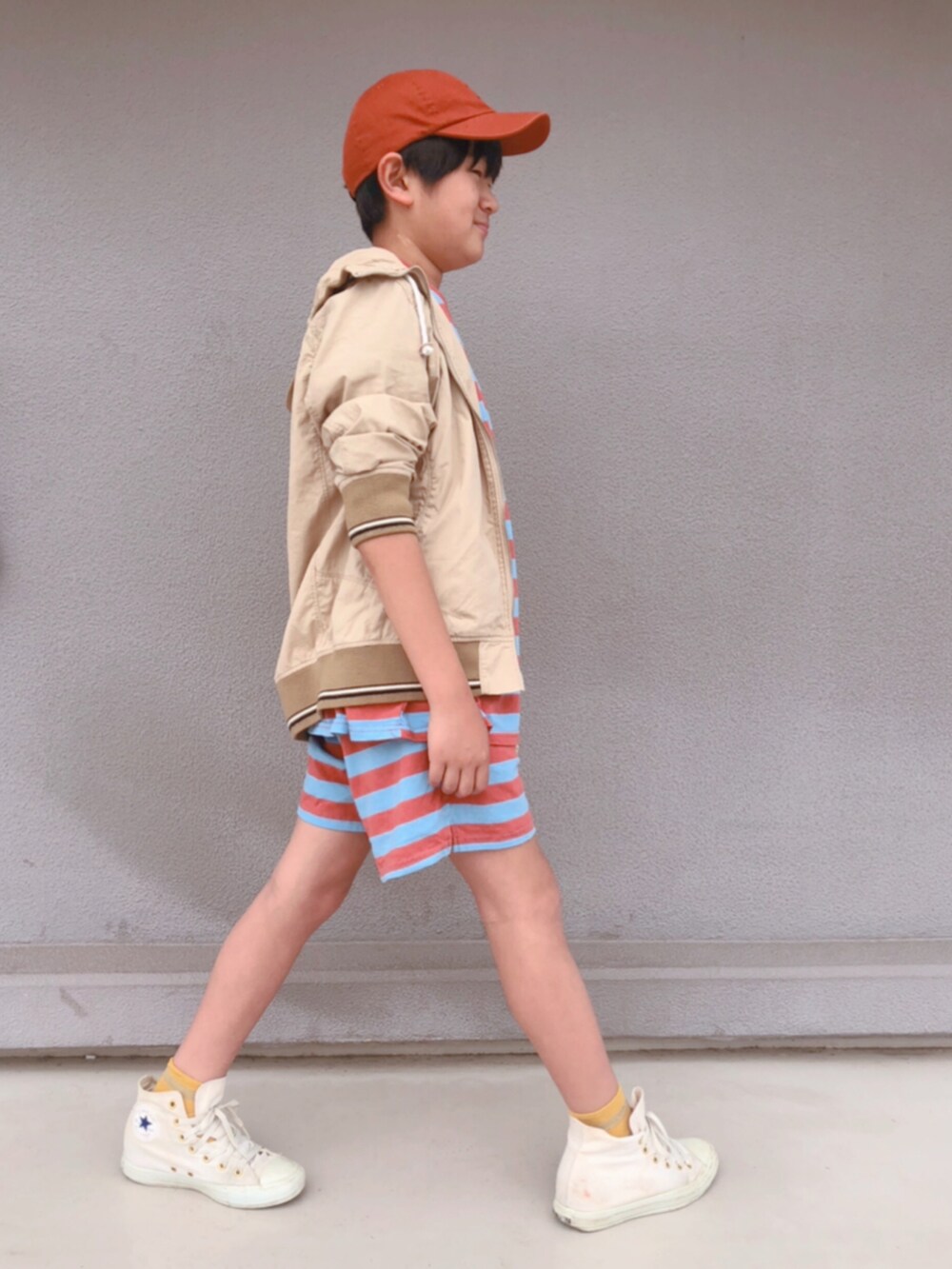 ブラウン系のセットアップ、ベージュ系のブルゾン、ホワイト系のスニーカーを着用したキッズの春コーディネートの3枚目の写真