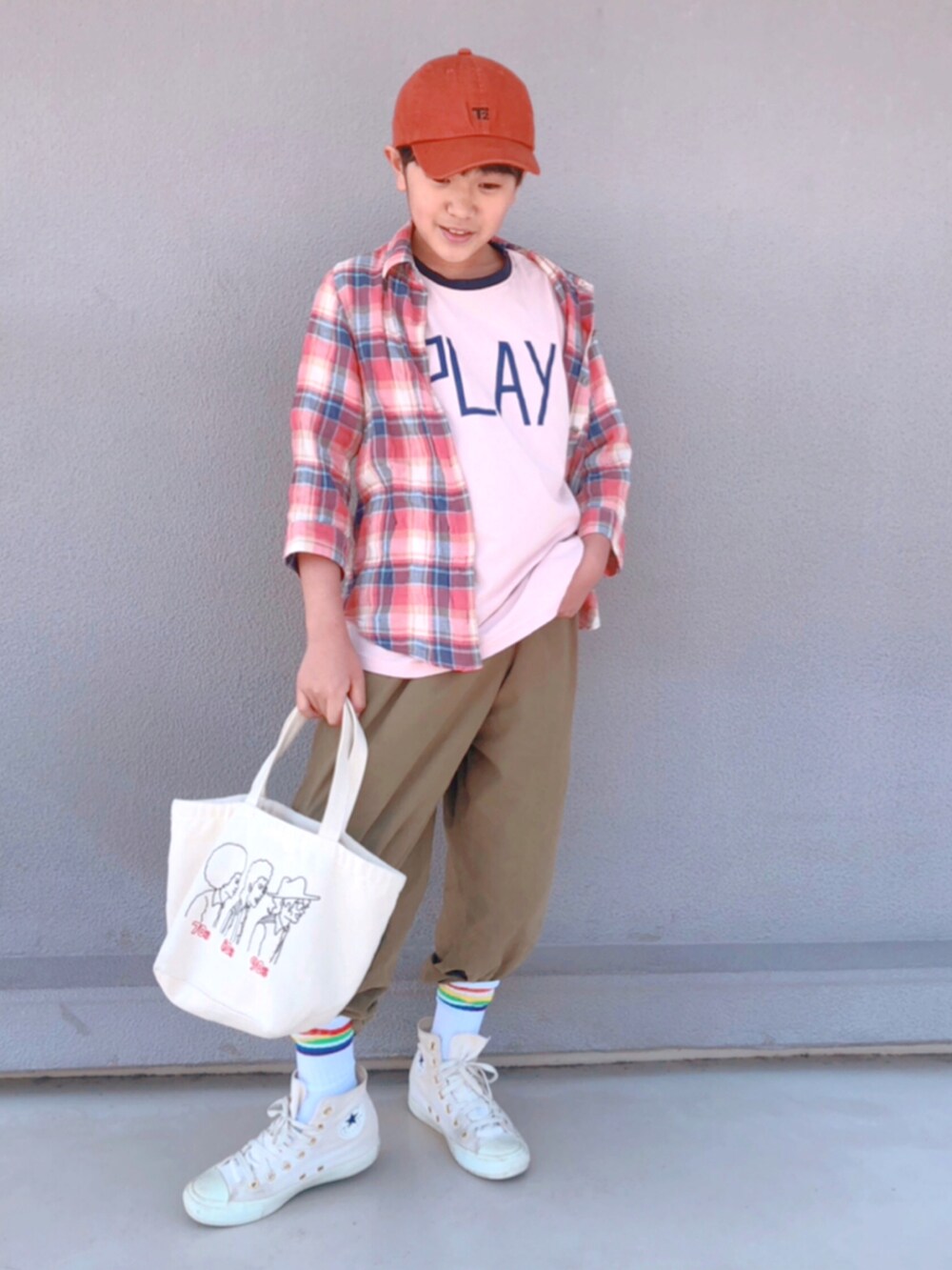 その他のTシャツ/カットソー、グリーン系のその他パンツ、ホワイト系のスニーカーを着用したキッズの春コーディネートの2枚目の写真