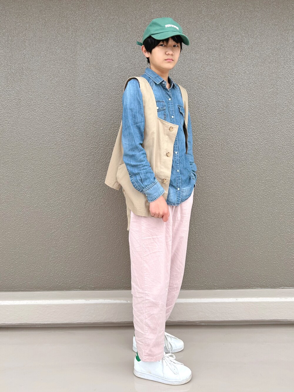 「見て下さりありがとうございます、ベスト、デニムシャツ、古着MIX、白スニーカー、キャップ、中学生、中学生男子、春コーデ、ピンク、レイヤードスタイル、おしゃれさんと繋がりたい、カラーパンツ、パンクフェス告知、淡色コーデ」｜「Honeysのロゴキャップ（キャップ、グリーン系）」を使った、bochukunさん（キッズ・153cm）の春コーディネートの3枚目の写真