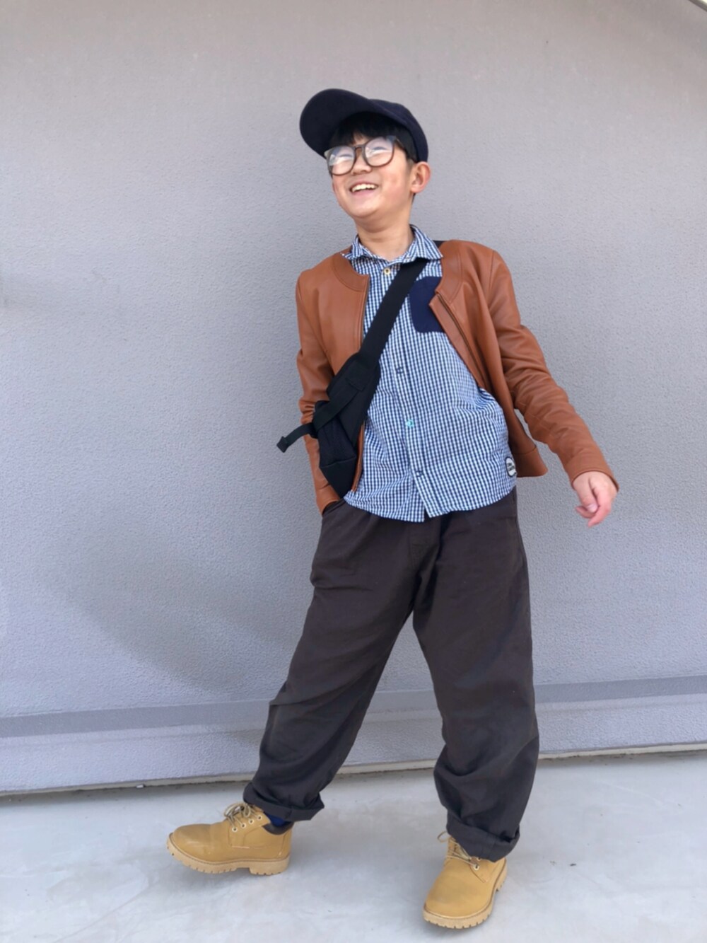 「ジャケット、羊革、メガネ男子、めがね、ブーツ」｜「AAA+のアイテム（ブーツ、ベージュ系）」を使った、bochukunさん（キッズ・142cm）の春コーディネートの2枚目の写真