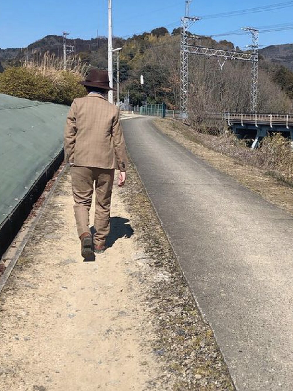 ブラウン系のスーツセット、ブラウン系のハットを着用したキッズの春コーディネートの3枚目の写真