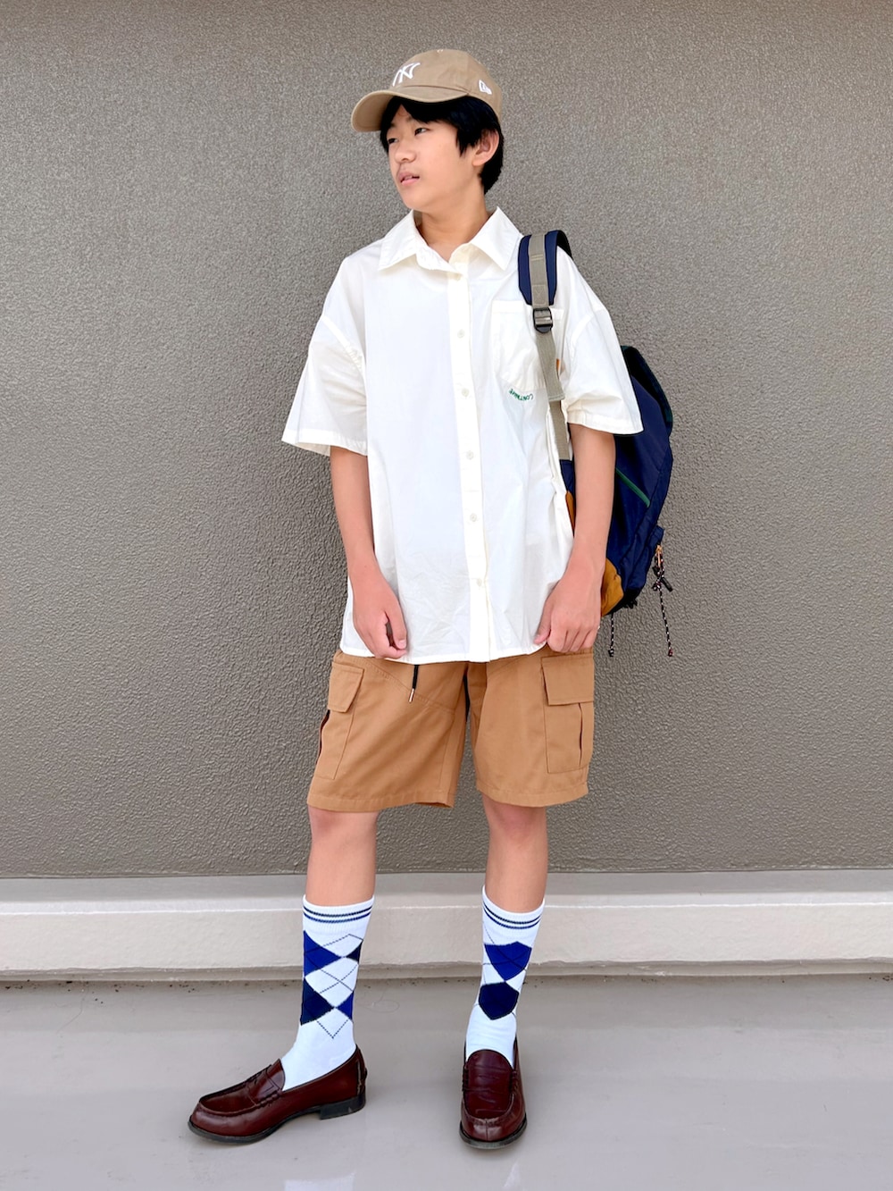 「シャツスタイル、シャツ、カーゴパンツ、ローファー、キャップ、おでかけコーデ、ソックス、きれいめカジュアル、中学生、中学生男子、中学生コーデ、見て下さりありがとうございます、リュック、休日スタイル、休日コーデ」｜「bubuolubuのアイテム（シャツ/ブラウス、ホワイト系）」を使った、bochukunさん（キッズ・155cm）の夏コーディネートの2枚目の写真