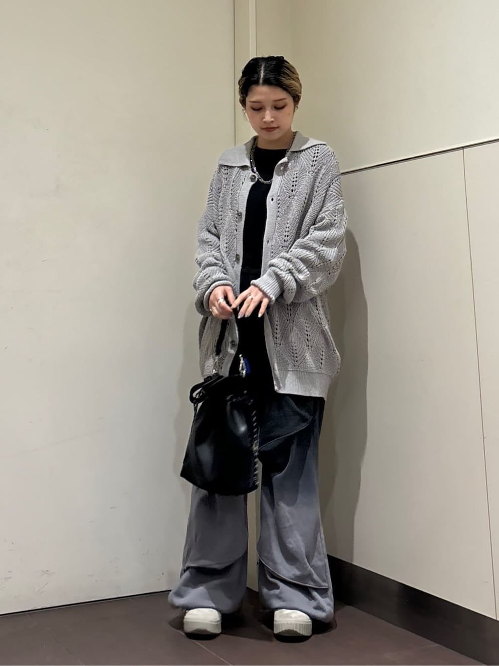 グレー系のカーディガン/ボレロを着用したレディースの春コーディネートの2枚目の写真