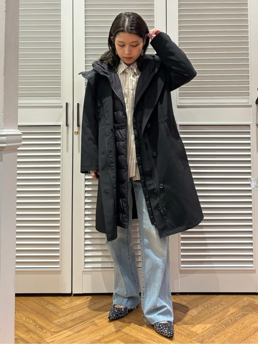 ベージュ系のシャツ/ブラウス、ブルー系のデニムパンツ、ブラック系のパンプスを着用したレディースの冬コーディネートの4枚目の写真