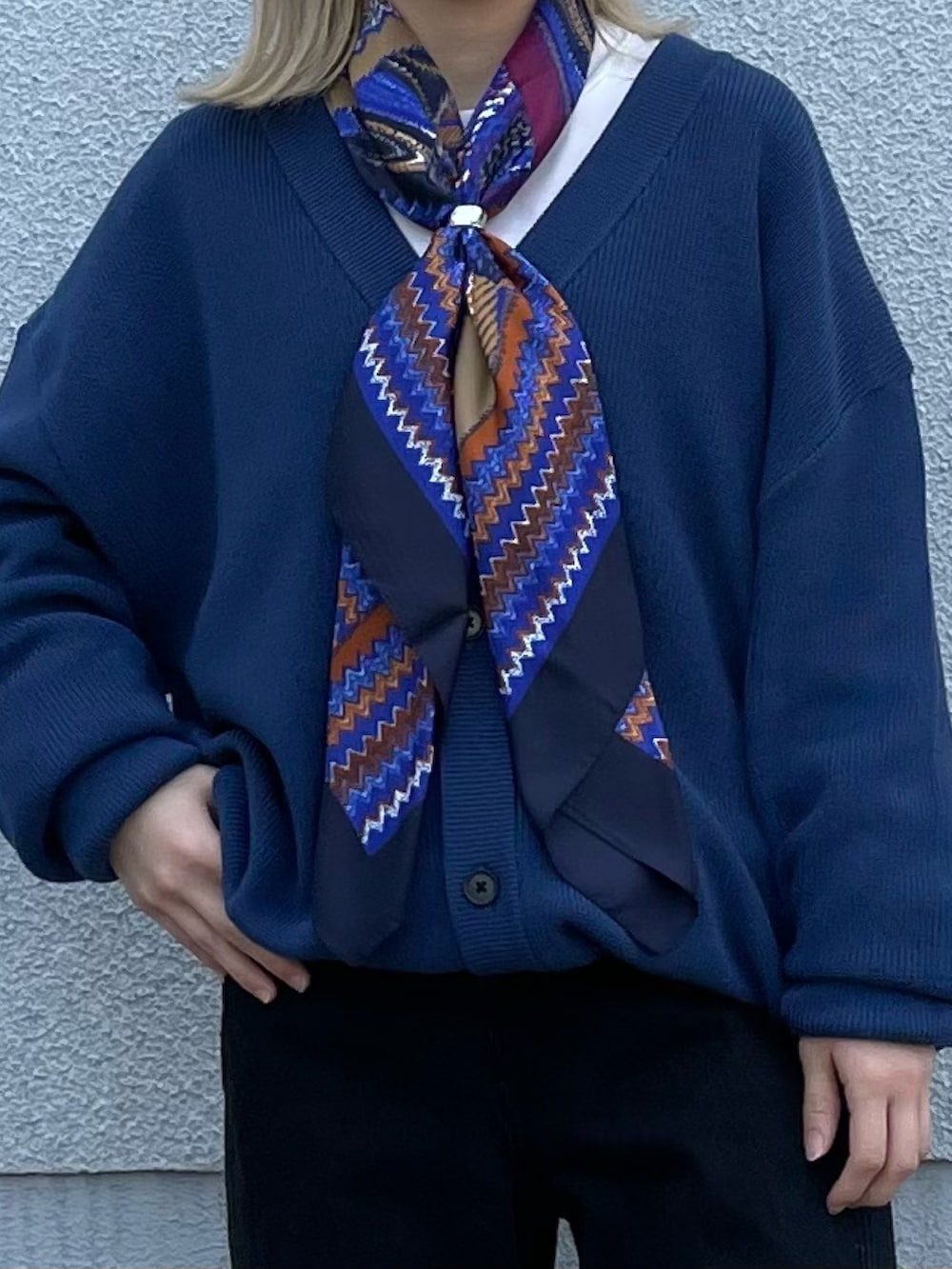 ブルー系のカーディガン/ボレロ、シルバー系のリングを着用したレディースの春コーディネートの2枚目の写真