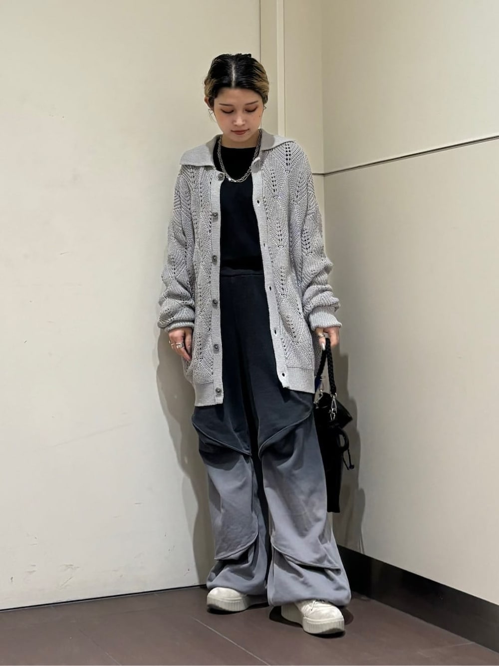 グレー系のカーディガン/ボレロを着用したレディースの春コーディネートの3枚目の写真