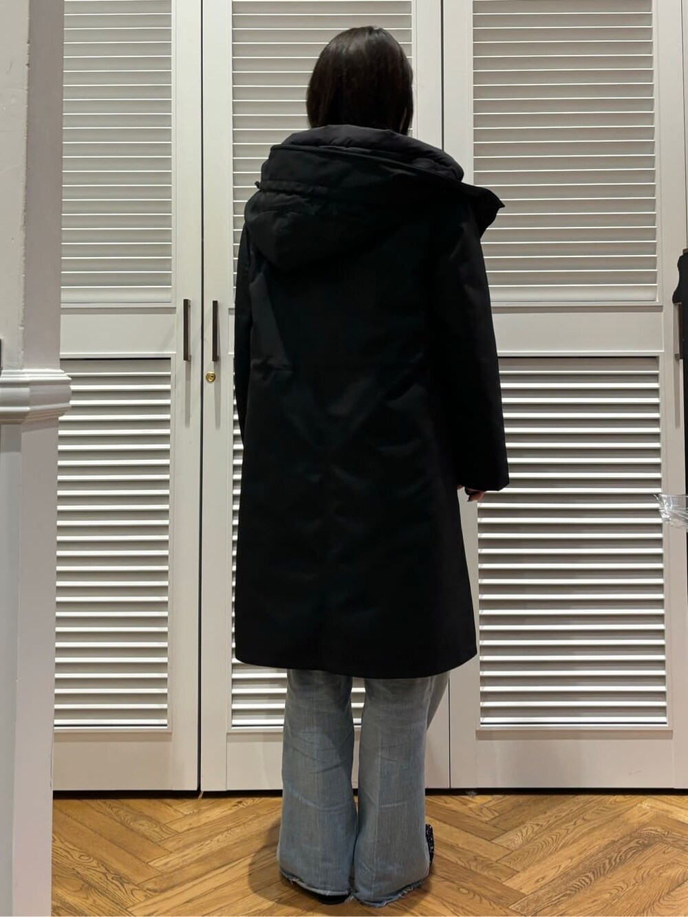 ベージュ系のシャツ/ブラウス、ブルー系のデニムパンツ、ブラック系のパンプスを着用したレディースの冬コーディネートの3枚目の写真